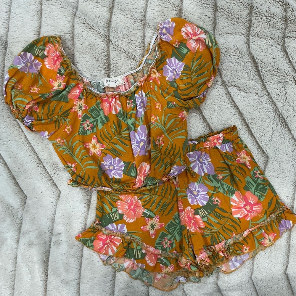 KIDS: Btween Orange Floral Top and Shorts Set - Picture 2 of 7